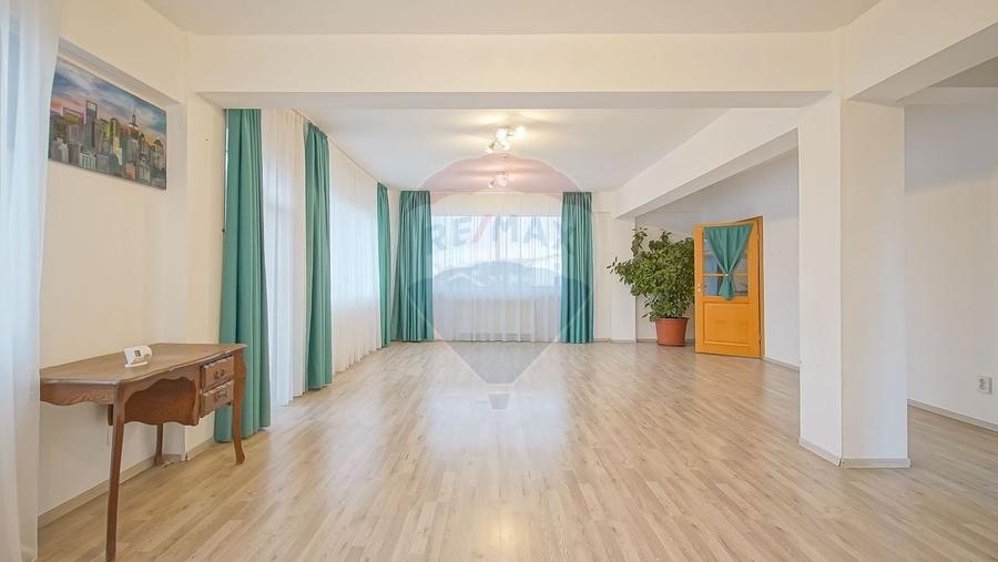 Casă individuală cu 6 camere cu Teren 300 Mp în Blumăna