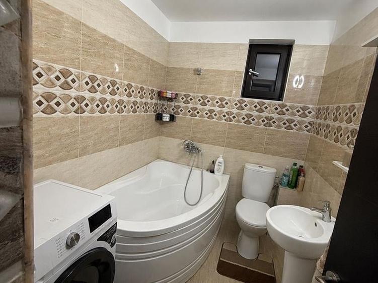 Apartament cu 3 camere decomandat în Rovine