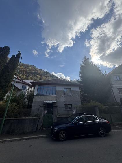 Casă cu 4 camere în Schei
