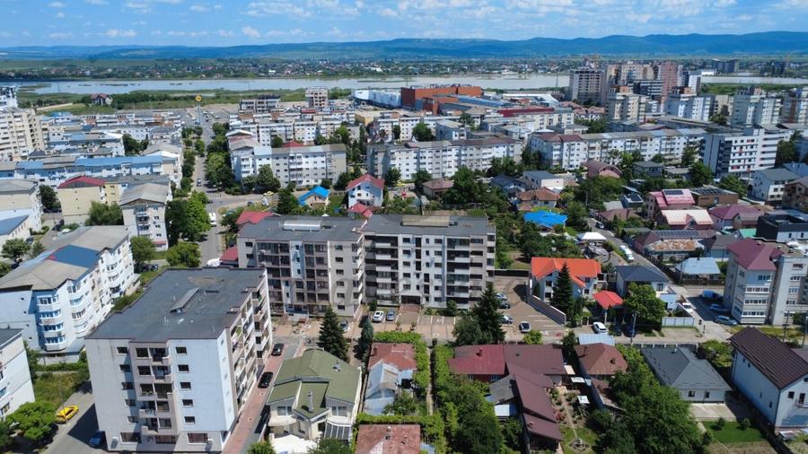 Apartament cu 3 camere decomandat, mobilat în Nord