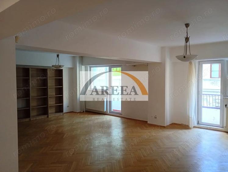 Apartament cu 4 camere semidecomandat în Universitate