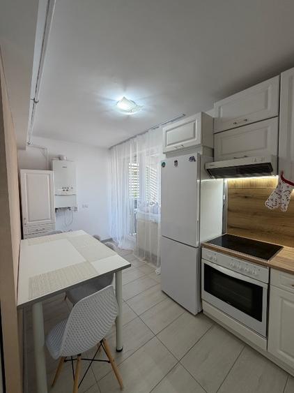Apartament cu 4 camere decomandat, mobilat în Lascăr Catargiu