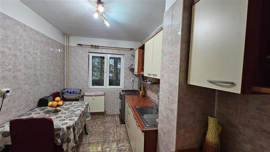 Apartament cu 4 camere semidecomandat, mobilat în Berceni