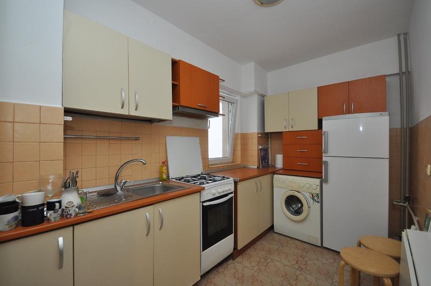 Apartament cu 3 camere semidecomandat în Militari