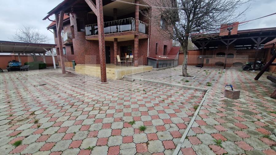 Casă individuală cu 6 camere cu Piscina în Baciu