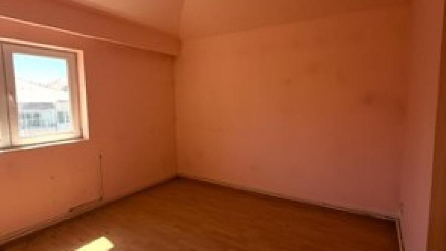 Apartament cu 3 camere semidecomandat în Nord