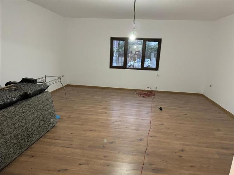 Casă individuală cu 4 camere cu Canalizare în Chercea