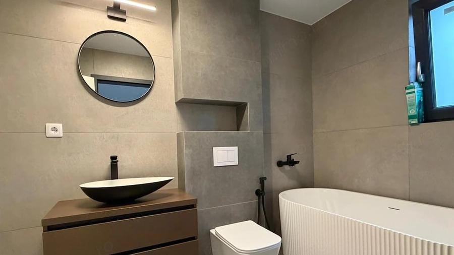 Apartament cu 4 camere decomandat în Central