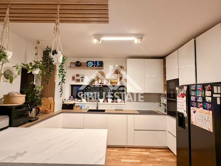 Duplex cu 5 camere cu Canalizare în Cristian