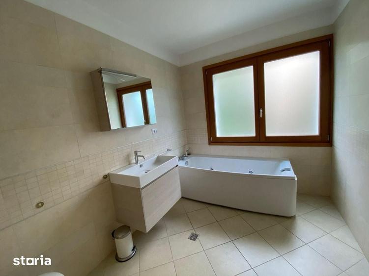 Casă cu 5 camere cu Teren 460 Mp în Central