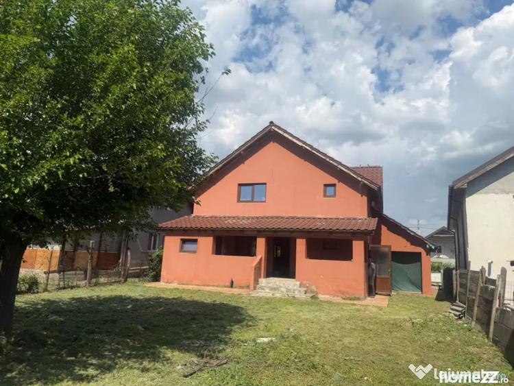 Casă cu 5 camere cu Teren 2000 Mp în Podari