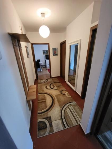 Apartament cu 3 camere semidecomandat, mobilat în Mioriței