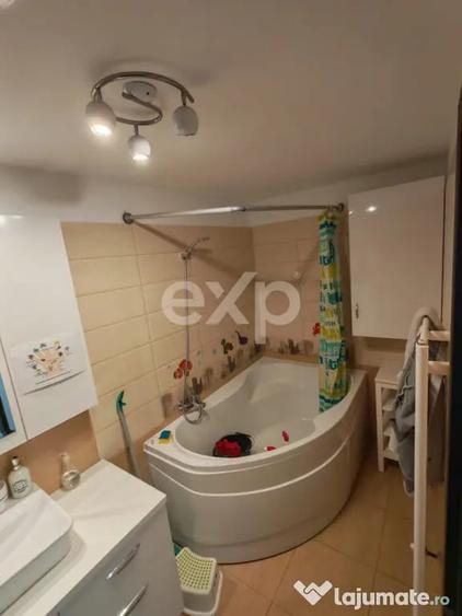 Apartament cu 3 camere decomandat în Tractorul