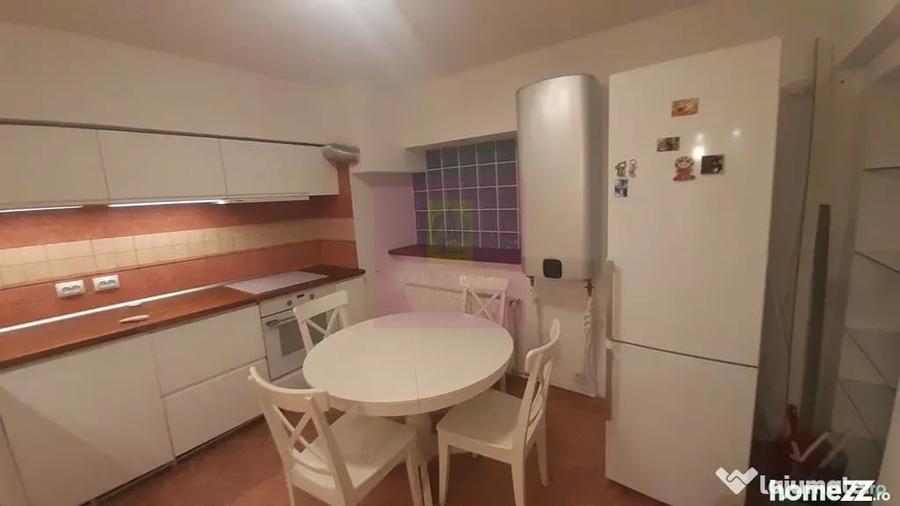 Apartament cu 3 camere semidecomandat în Romană