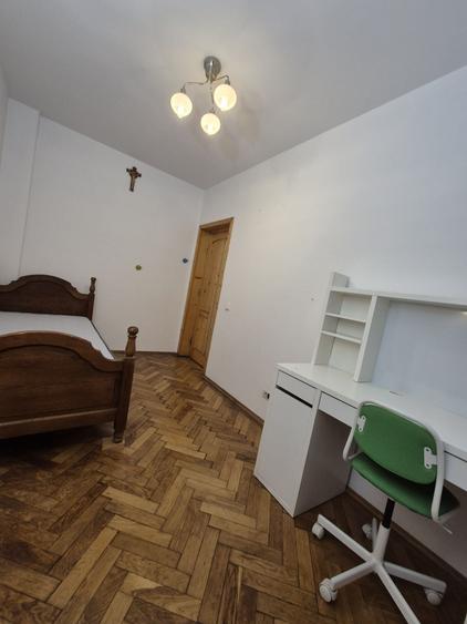 Apartament cu 3 camere semidecomandat în Craiovei