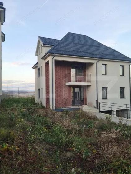Casă cu 5 camere cu Teren 539 Mp în Dezmir