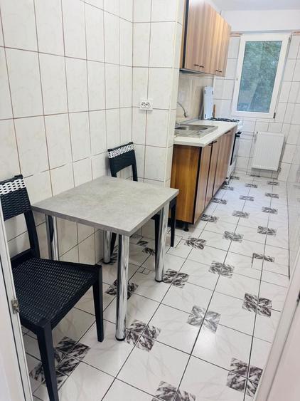 Apartament cu 3 camere decomandat, mobilat în Tei