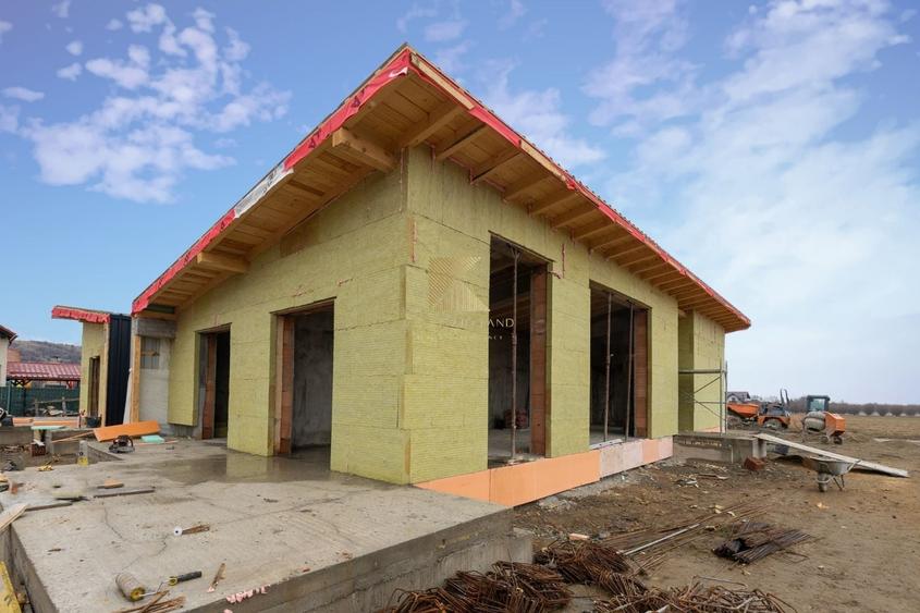 Casă individuală cu 4 camere cu Canalizare în Tohanu Nou