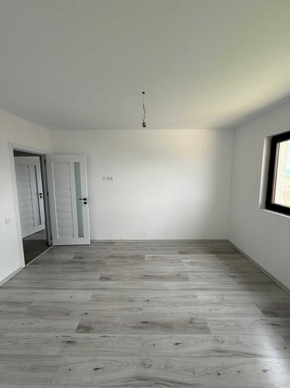 Casă cu 4 camere cu Teren 137 Mp în Sânpetru