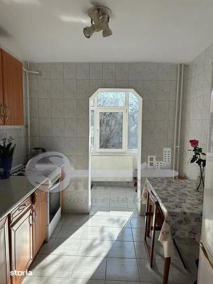 Apartament cu 3 camere decomandat, mobilat în Podu Roș