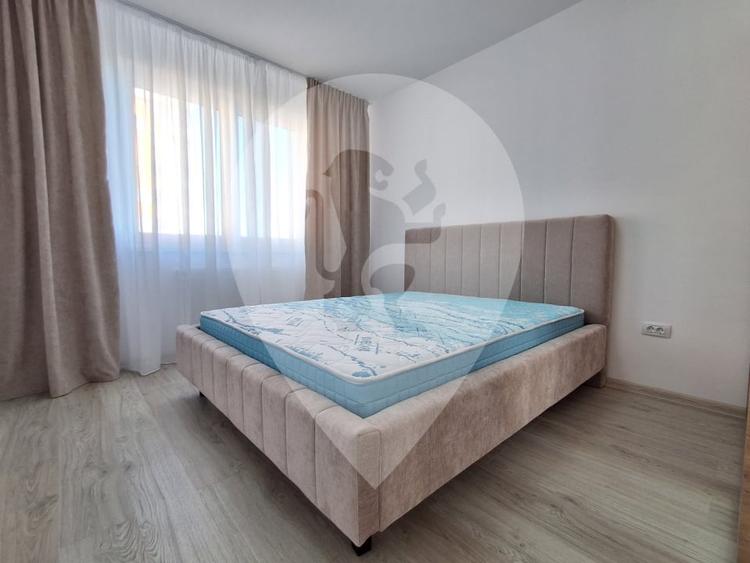 Apartament cu 3 camere decomandat în Tractorul