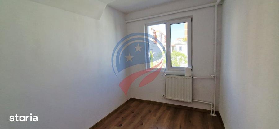 Apartament cu 3 camere semidecomandat în Craiovița Nouă