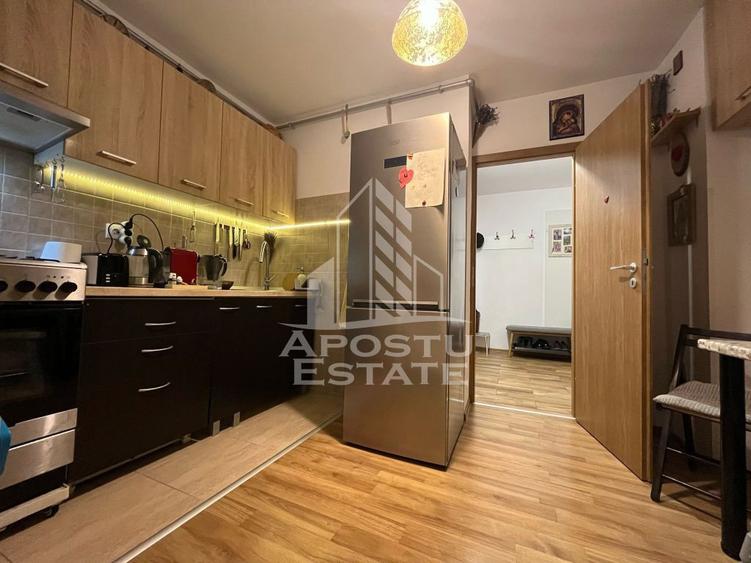 Apartament cu 3 camere decomandat, mobilat în Girocului