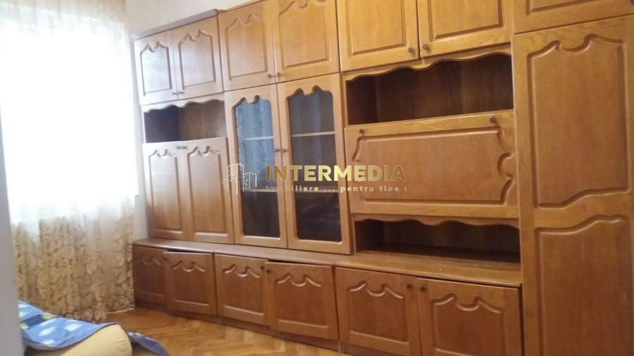 Apartament cu 4 camere decomandat, mobilat în Cetate