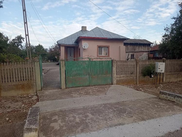 Casă cu 3 camere cu Teren 900 Mp în Dâmburile
