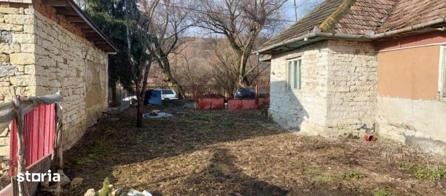 Teren de 2600 mp, în Vultureni