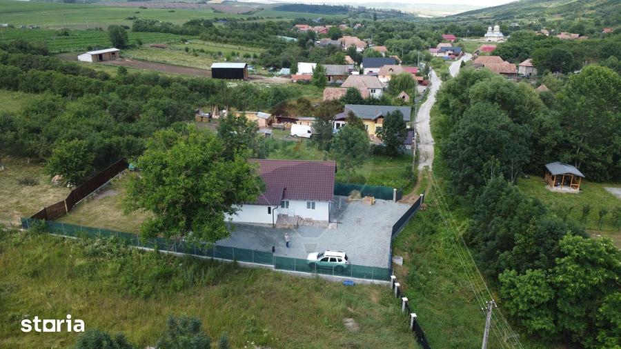 Casă cu 6 camere cu Teren 2800 Mp în Livada