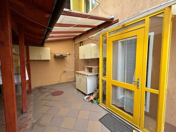 Casă individuală cu 6 camere cu Canalizare în Gheorghe Doja