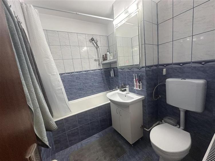 Apartament cu 3 camere decomandat, mobilat în Dâmbovița