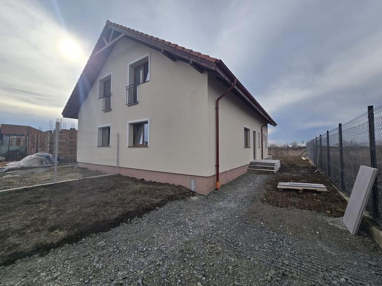 Duplex cu 4 camere cu Canalizare în Moșnița Nouă