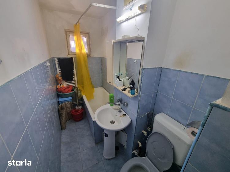 Apartament cu 3 camere semidecomandat în Km 4