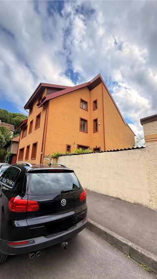 Casă cu 10 camere cu Teren 350 Mp în Exterior Vest