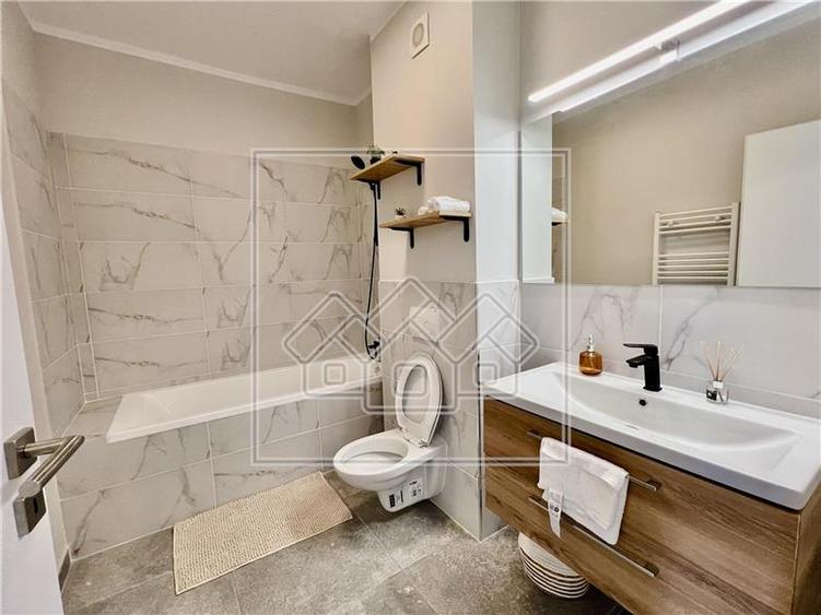 Penthouse cu 3 camere semidecomandat în Exterior Vest
