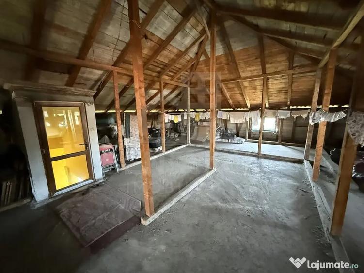 Casă cu 5 camere cu Teren 1039 Mp în Rovine