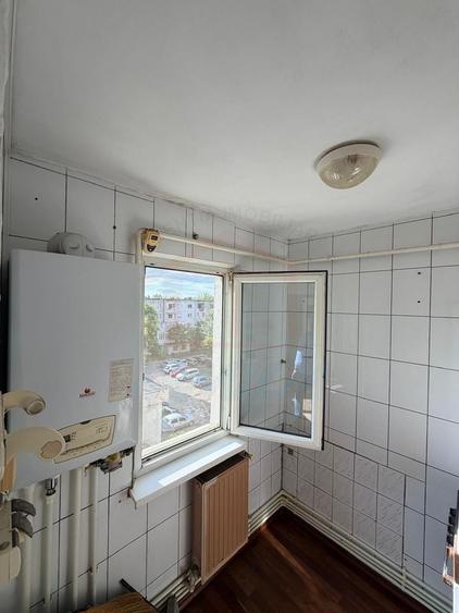 Apartament cu 3 camere semidecomandat în Micro 40