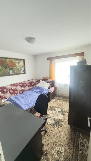 Apartament cu 4 camere decomandat în Petros