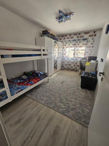 Apartament cu 3 camere decomandat în Olteni