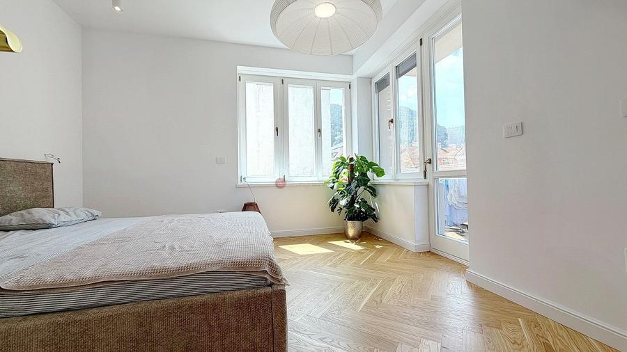 Apartament cu 3 camere semidecomandat, mobilat în Central