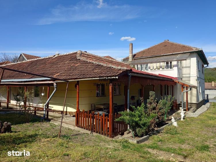 Casă cu 9 camere cu Teren 2339 Mp în Central
