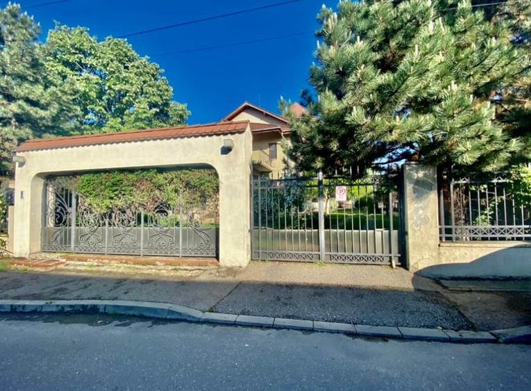 Casă individuală cu 5 camere cu Canalizare în Ultracentral