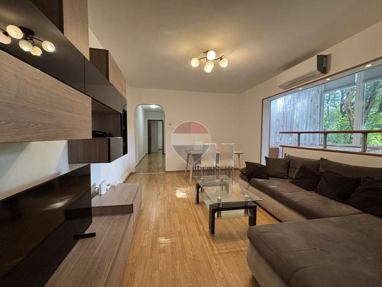 Apartament cu 3 camere semidecomandat, mobilat în Apusului