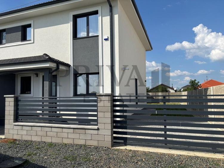 Duplex cu 4 camere cu Canalizare în Moșnița Nouă