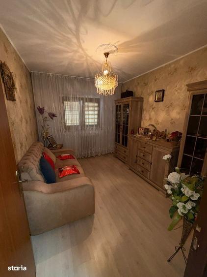 Apartament cu 4 camere semidecomandat în Crângași