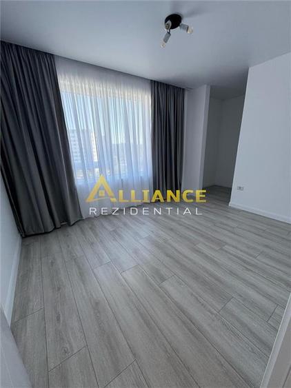 Penthouse cu 3 camere decomandat în Apărătorii Patriei