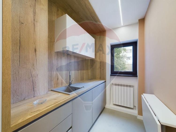 Apartament cu 3 camere semidecomandat în P-ța Dorobanți
