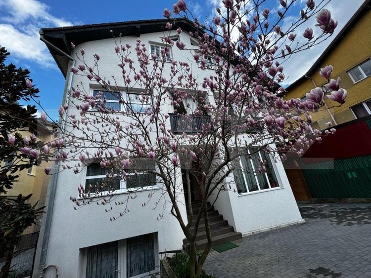 Casă individuală cu 7 camere cu Garaj în Cetate